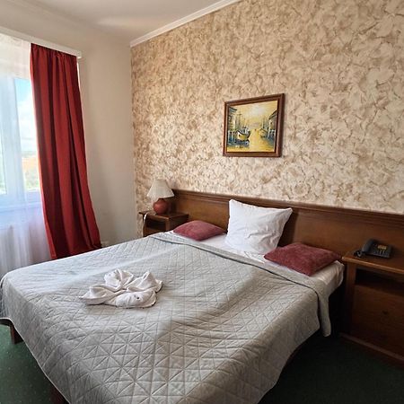 Hotel Bila Ruze Písek Buitenkant foto