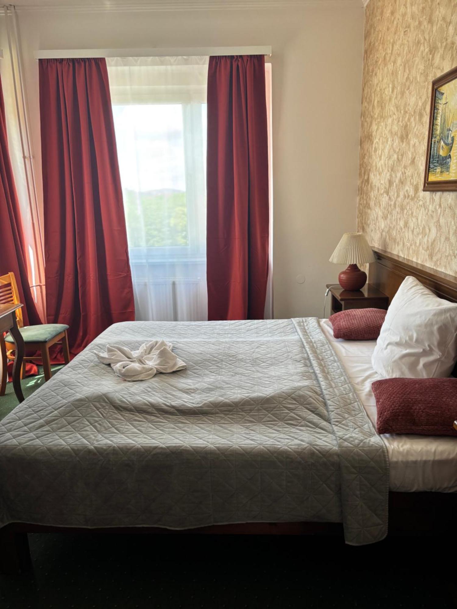 Hotel Bila Ruze Písek Buitenkant foto