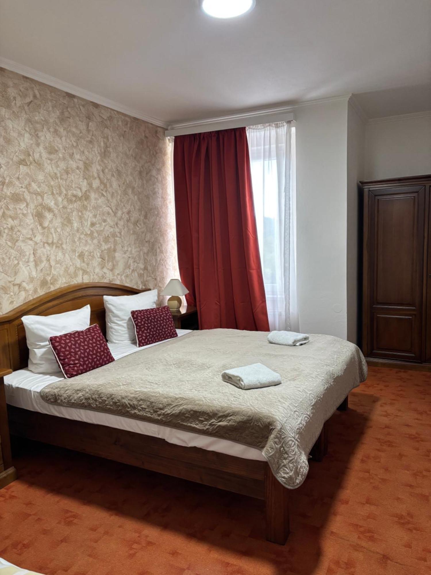 Hotel Bila Ruze Písek Buitenkant foto